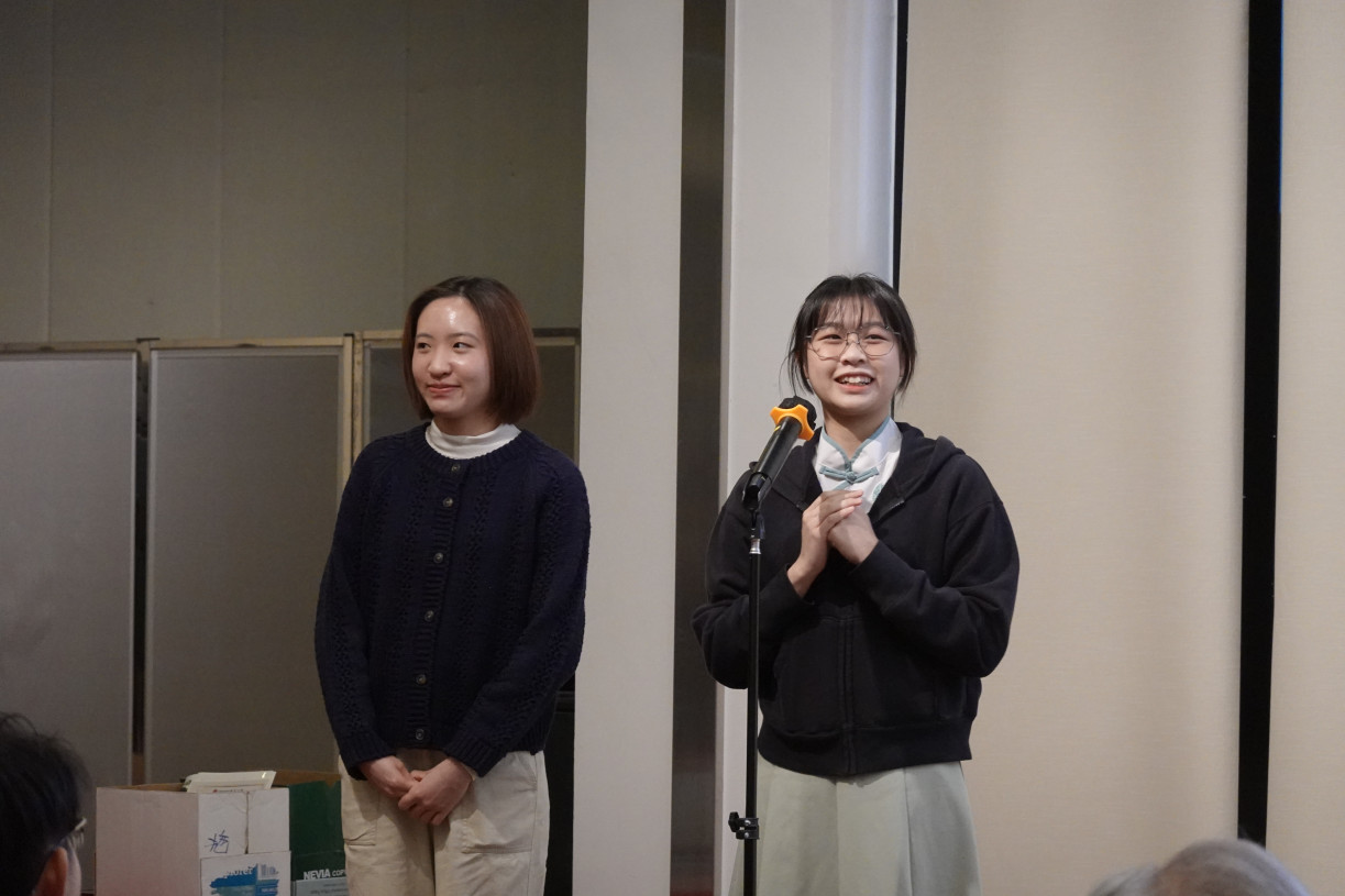 嶺大學生林同學（左）及冼同學（右）在台上分享學習茶藝的心得。