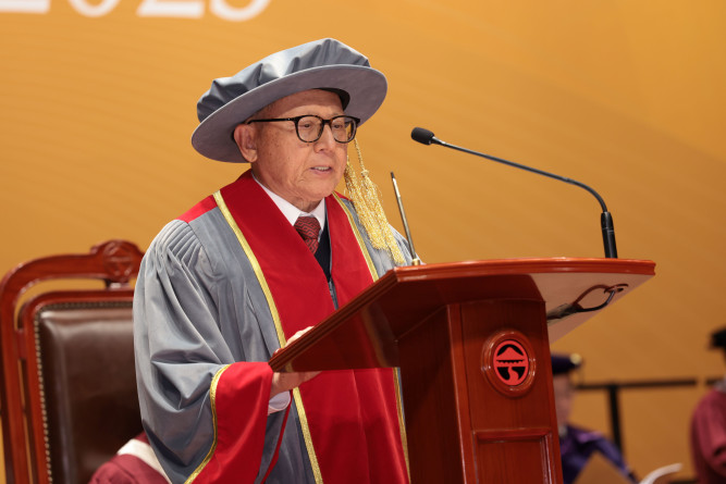 吳亮星先生代表各榮譽院士在典禮上致謝辭。