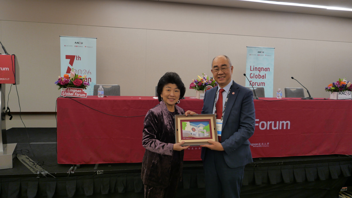嶺大學術暨教務副校長陳漢夫教授（右）致送紀念品予Ding-Jo Currie教授（左）。