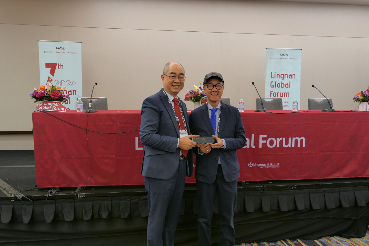 嶺大學術暨教務副校長陳漢夫教授（左）致送紀念品予前香港科技大學及前阿卜杜拉國王科技大學校長陳繁昌教授（右）。