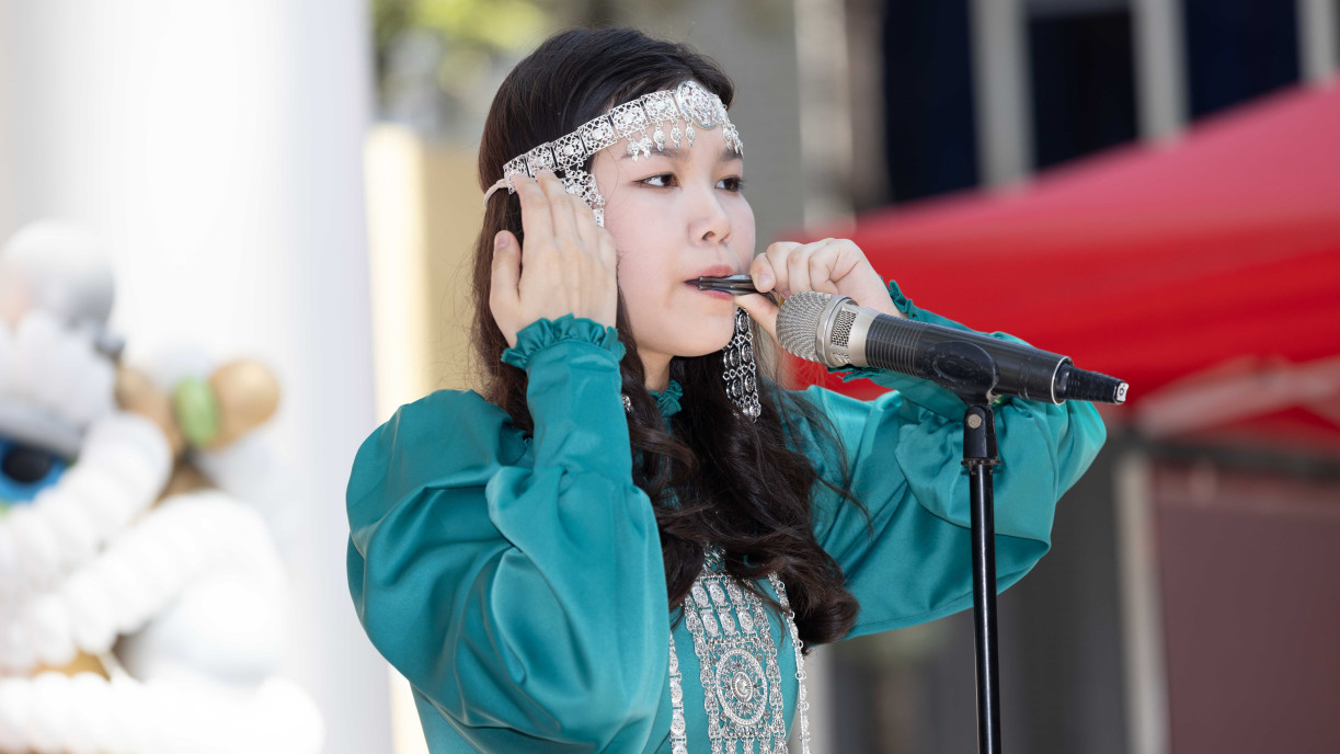 來自俄羅斯的非本地生EVERSTOVA Tatian演奏俄羅斯的傳統樂器。
