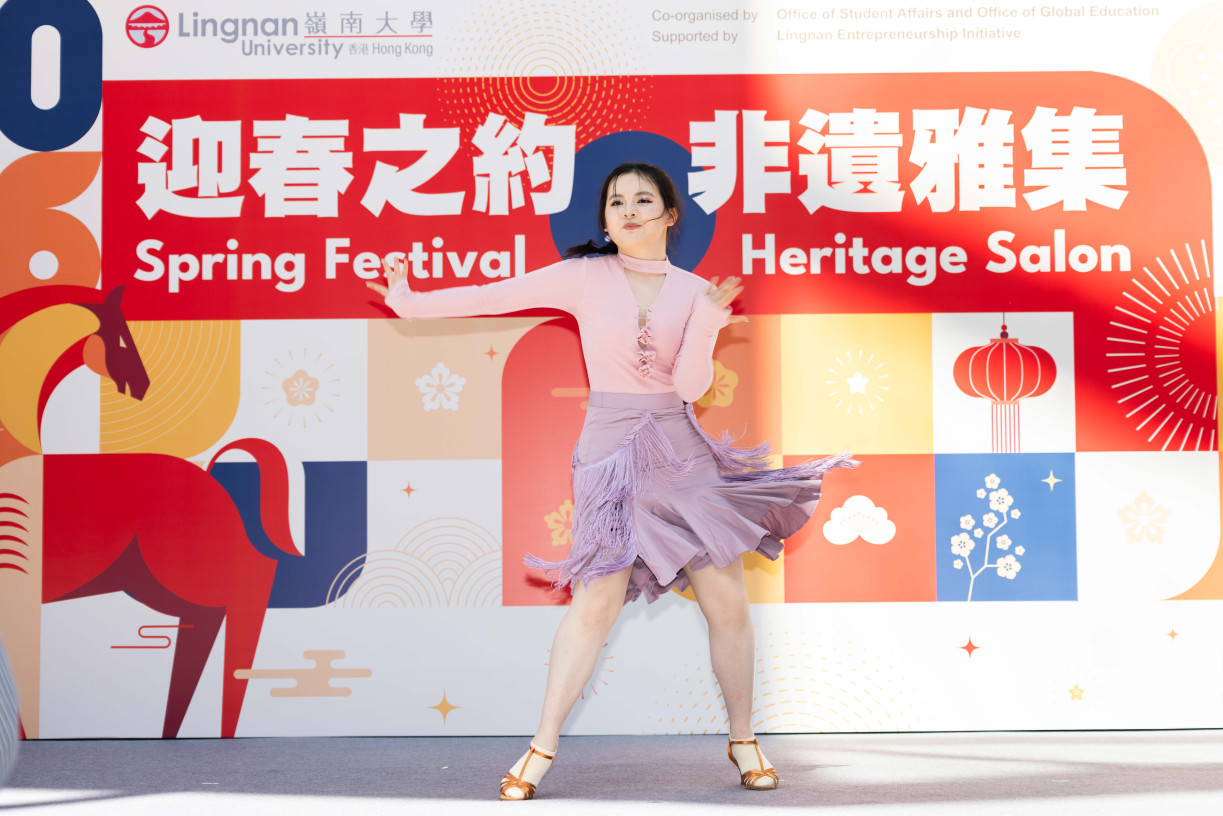 來自中國內地的非本地生潘碧苔帶來拉丁舞表演。