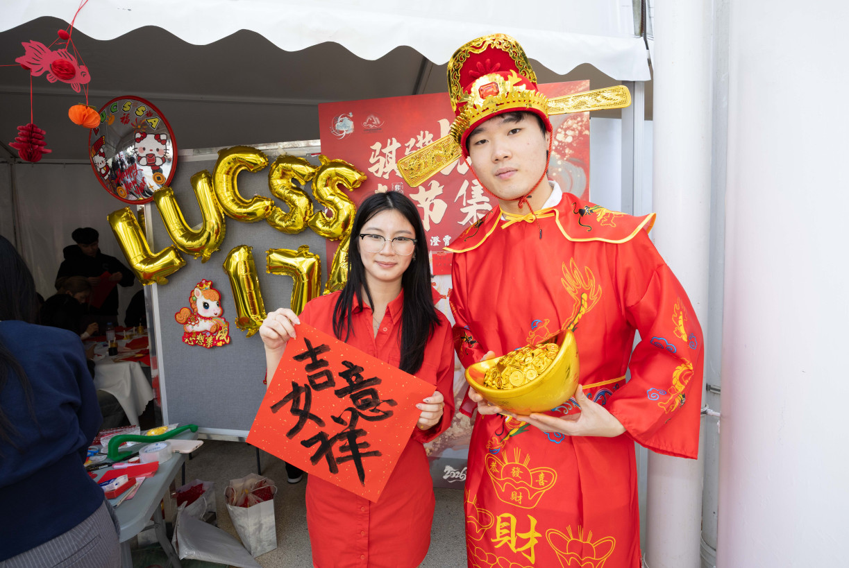 來自中國內地的非本地生盧鄭愛娃(左)祝願大家馬年吉祥如意﹗