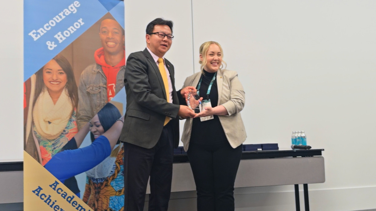 Ms Christina Allrich (right) , Executive Director of BGS, presents the award to Prof Leng Mingming (left).