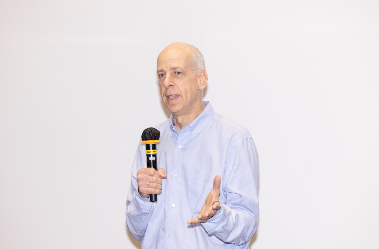 After the conferment ceremony, Prof Guillermo Sapiro gives the Lingnan Foundation Distinguished Lecture, titled “The Real and Impactful AI Revolution Will Come in Healthcare”.