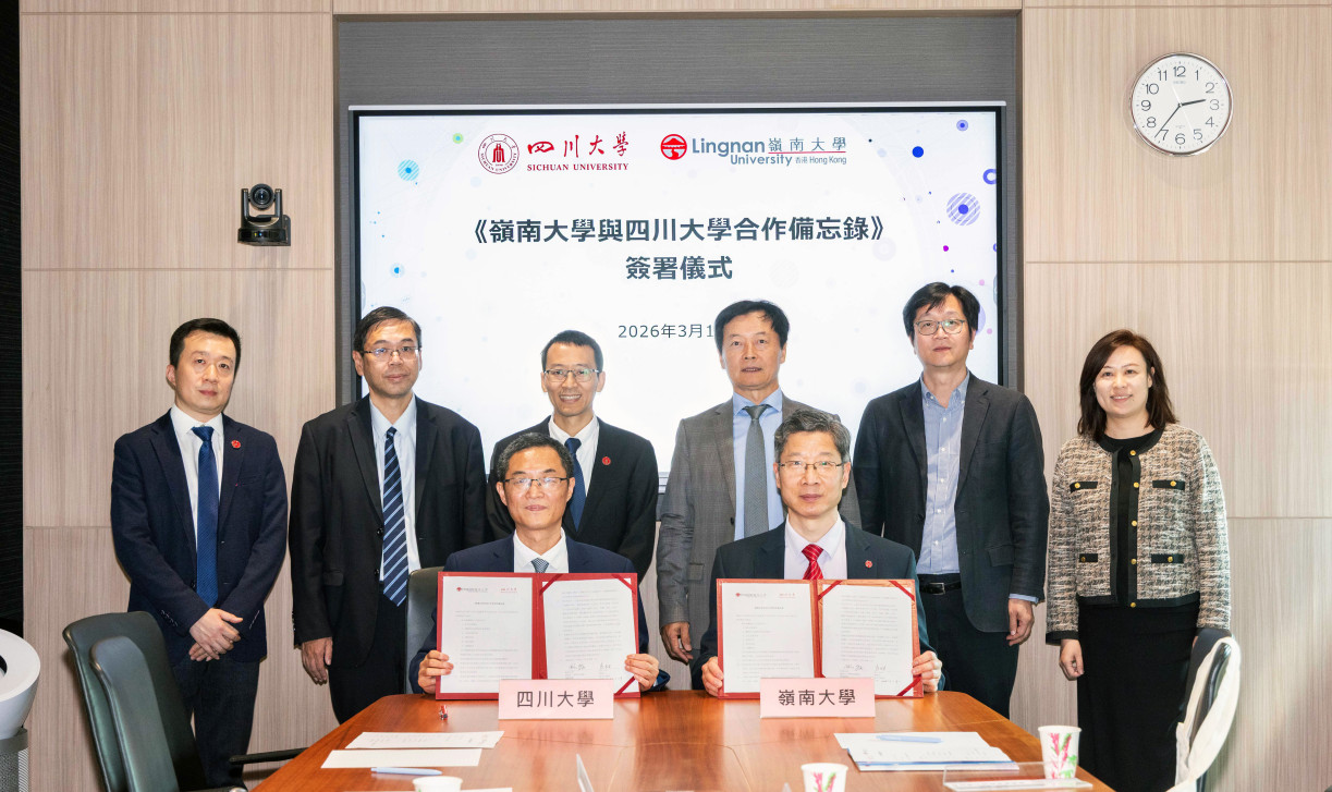嶺大與四川大學簽署合作備忘錄。前排左起:四川大學黨委常委、副校長趙長生教授;嶺大副校長(研究及創新)及唐天燊機器學習講座教授姚新教授。後排左起:四川大學國際交流與合作處副處長兼港澳台事務辦公室副主任孫建勳、嶺大伍絜宜跨學科學院院長陳曦教授、四川大學人才工作辦公室副主任胡易容、嶺大校長及韋基球數據科學講座教授秦泗釗教授、嶺大中文系副教授及系主任徐剛教授、嶺大內務合作處主管沈婷婷。