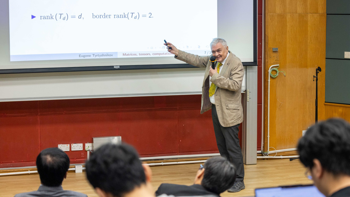 Tyrtyshnikov教授以「張量分解的理論與應用」為題主持講座,向與會者介紹這種用於處理複雜數據的先進數學方法。