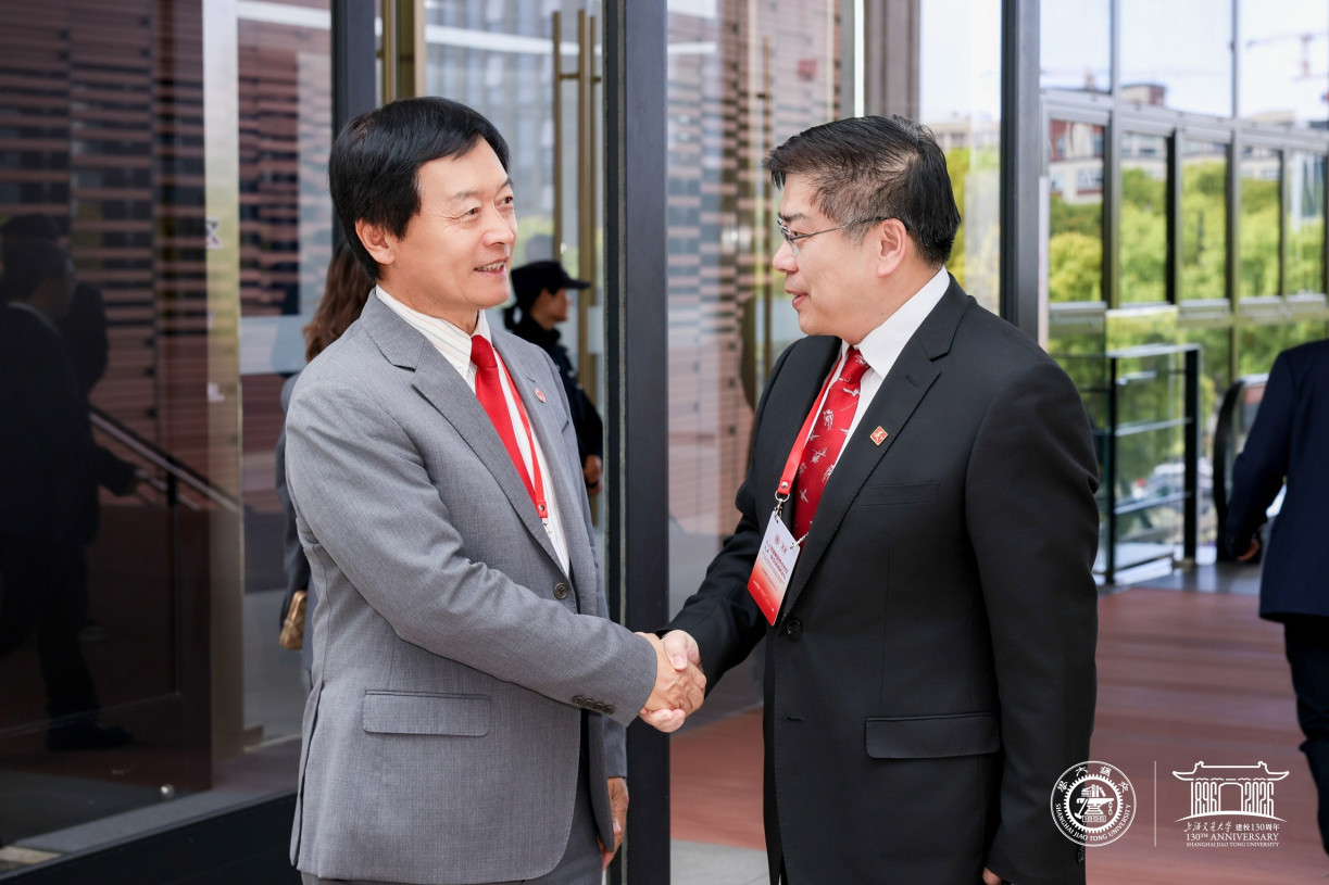 President Qin meets with a distinguished guest.
