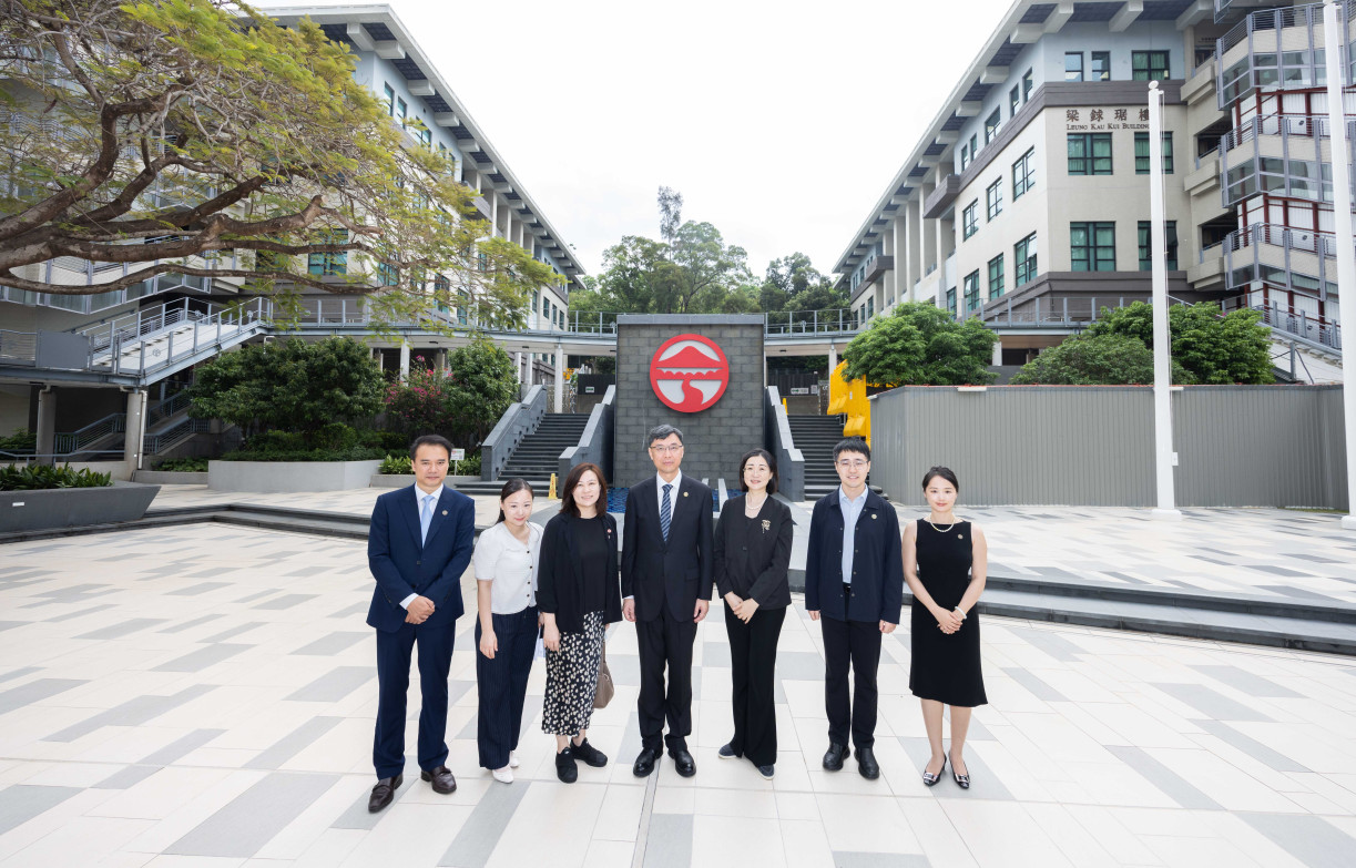 中山大學代表團參觀嶺南大學校園。