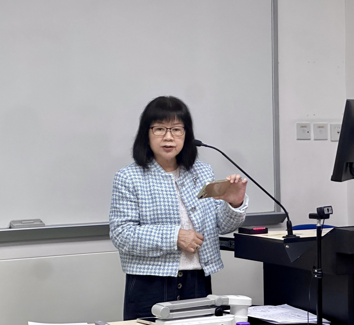 嶺大心理學系系主任蕭愛鈴教授致閉幕辭時強調,企業管理者需重視員工的工作需求、家庭生活情況與身心健康之間的相互影響。