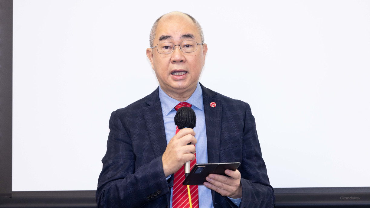 嶺大學術暨教務副校長及林文贊科學計算講座教授陳漢夫教授致歡迎辭時指出,在數碼時代下,工作界線與家庭生活變得模糊,令心理壓力增加。