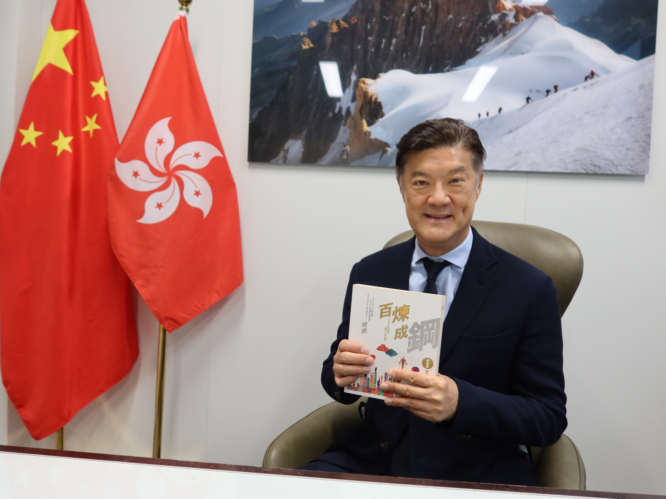 愛閱讀的N種理由⸺嶺大校董會主席姚祖輝議員的讀書心得。