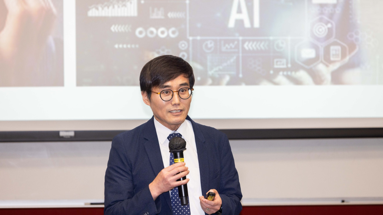 文命在教授以「AI时代政府重塑：公共领域中人类与AI协作的契机与挑战」为题，深入探讨人类与AI协作未来在公共领域的机会与挑战。