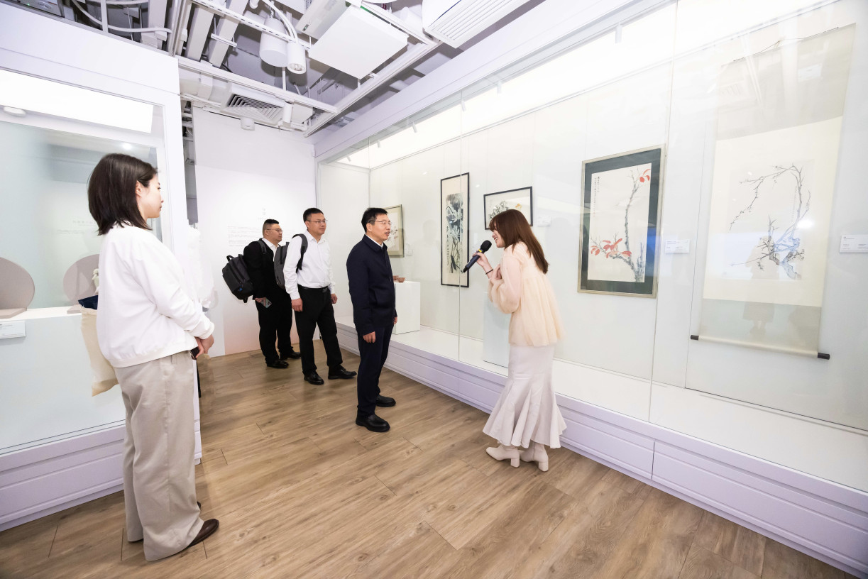 安徽大學代表團參觀少雪齋藝術展覽館。