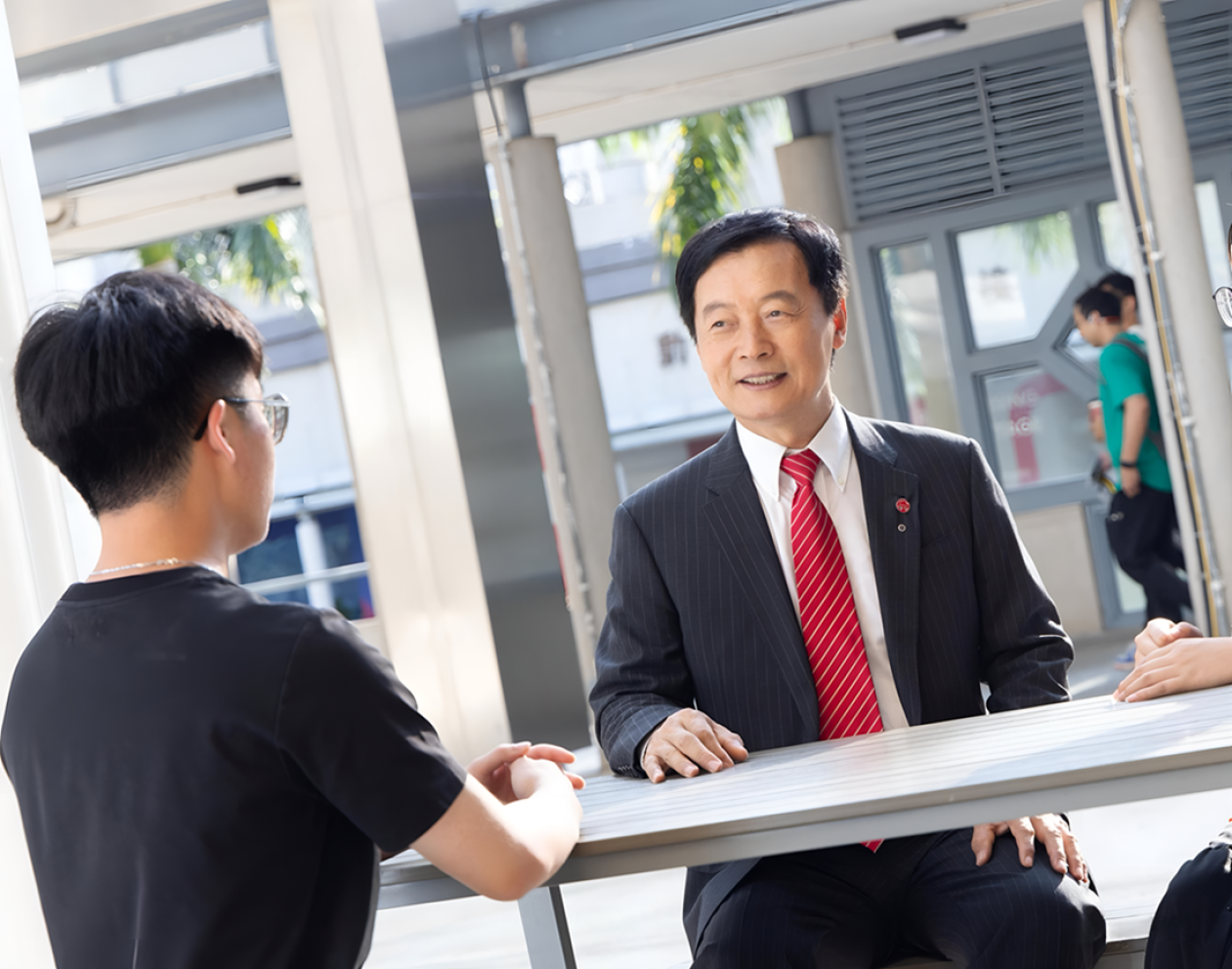 嶺大校長及韋基球數據科學講座教授秦泗釗教授,在教育科技領域的頂尖國際學術期刊《計算機與教育:人工智能》最新發表題為《教育中的人工智能:以嶺南大學的實踐解構博雅大學的數碼轉型》論文,深入剖析人工智能在教育中的角色。