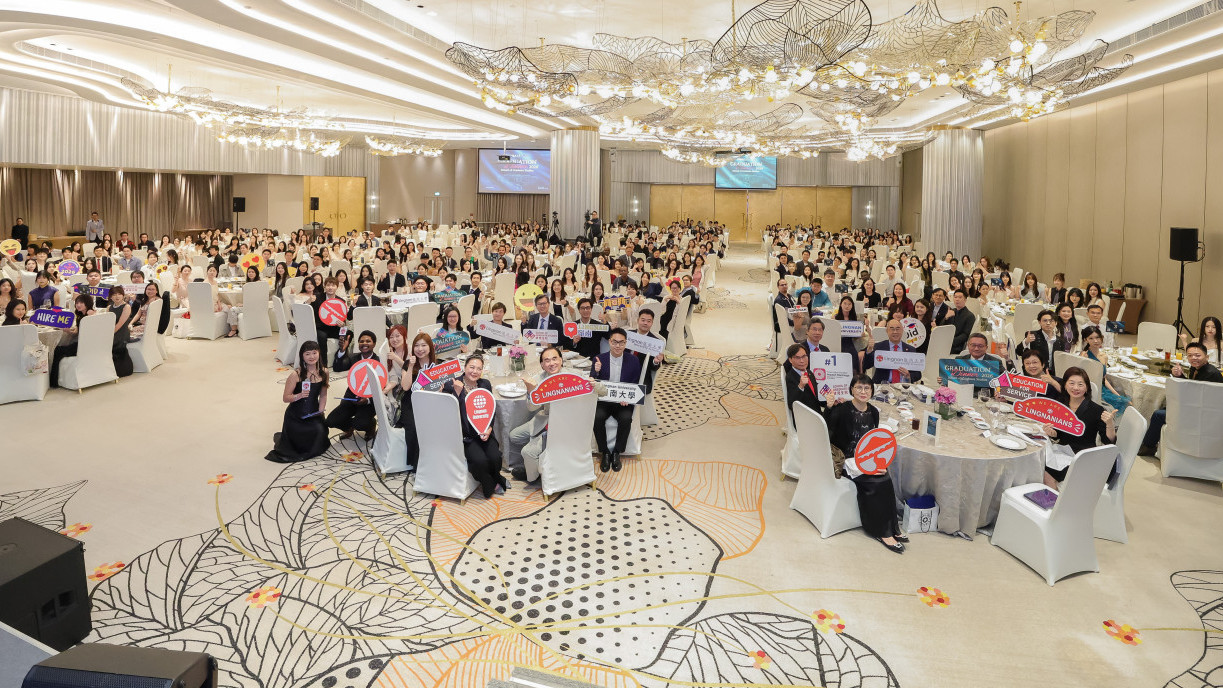 近400名畢業生、嘉賓、教職員聚首一堂,慶祝學生們完成研究生歷程,共同見證學術卓越成就、弘揚嶺大精神。