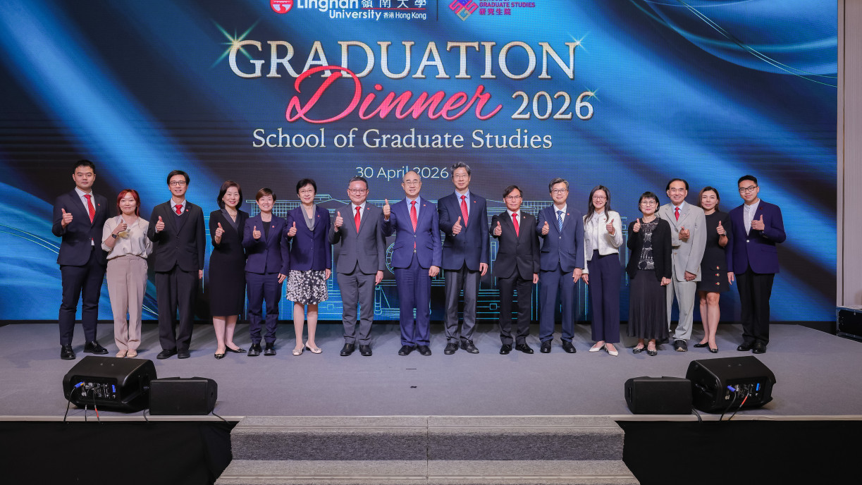 大學管理層及嘉賓在台上合影,共同見證2026年研究生院畢業晚宴的美好時刻。
