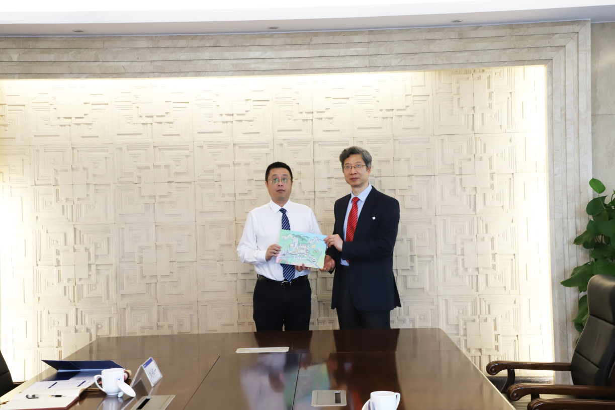Lingnan Vice-President Prof Xin Yao exchanges souvenirs with ZUJ Vice President Prof Chen Gang.