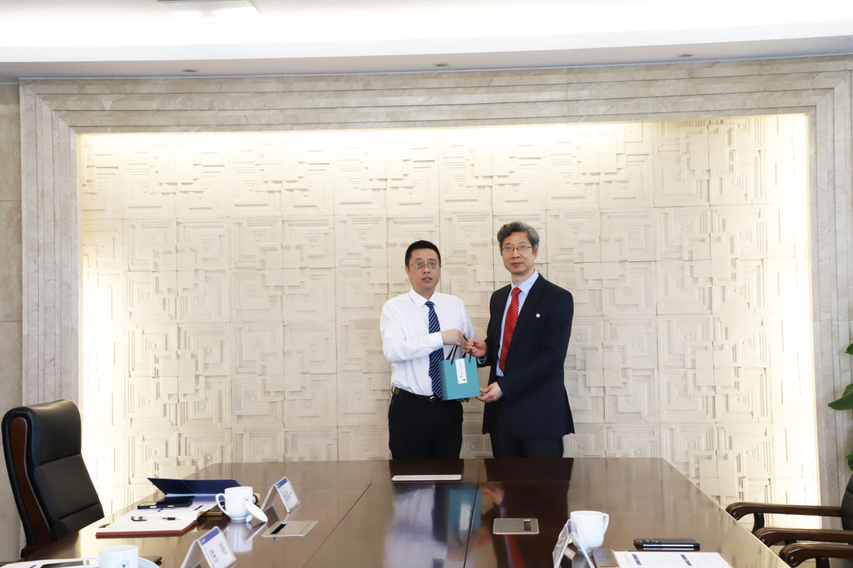 Lingnan Vice-President Prof Xin Yao exchanges souvenirs with ZUJ Vice President Prof Chen Gang.