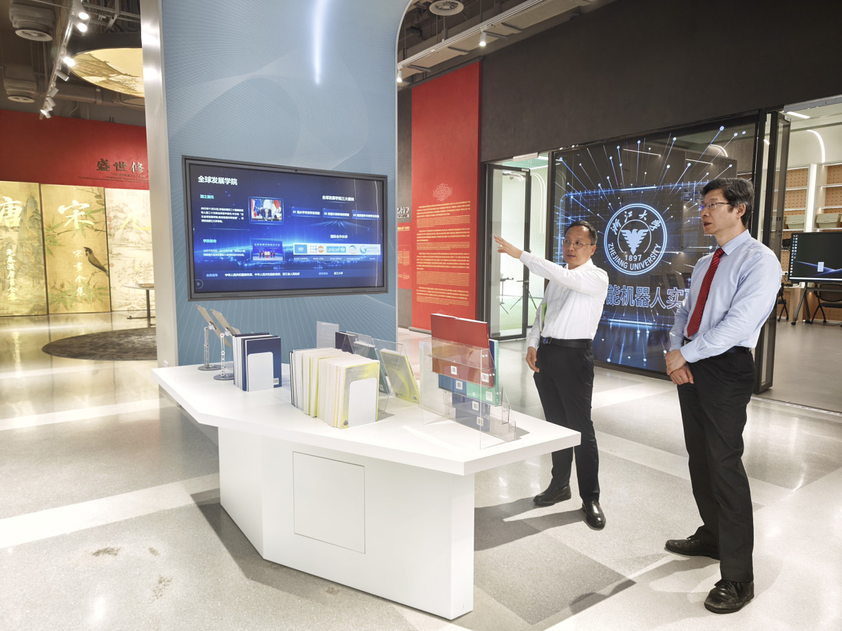 Prof Wu Fei accompanies the delegation to the Future Learning Center.