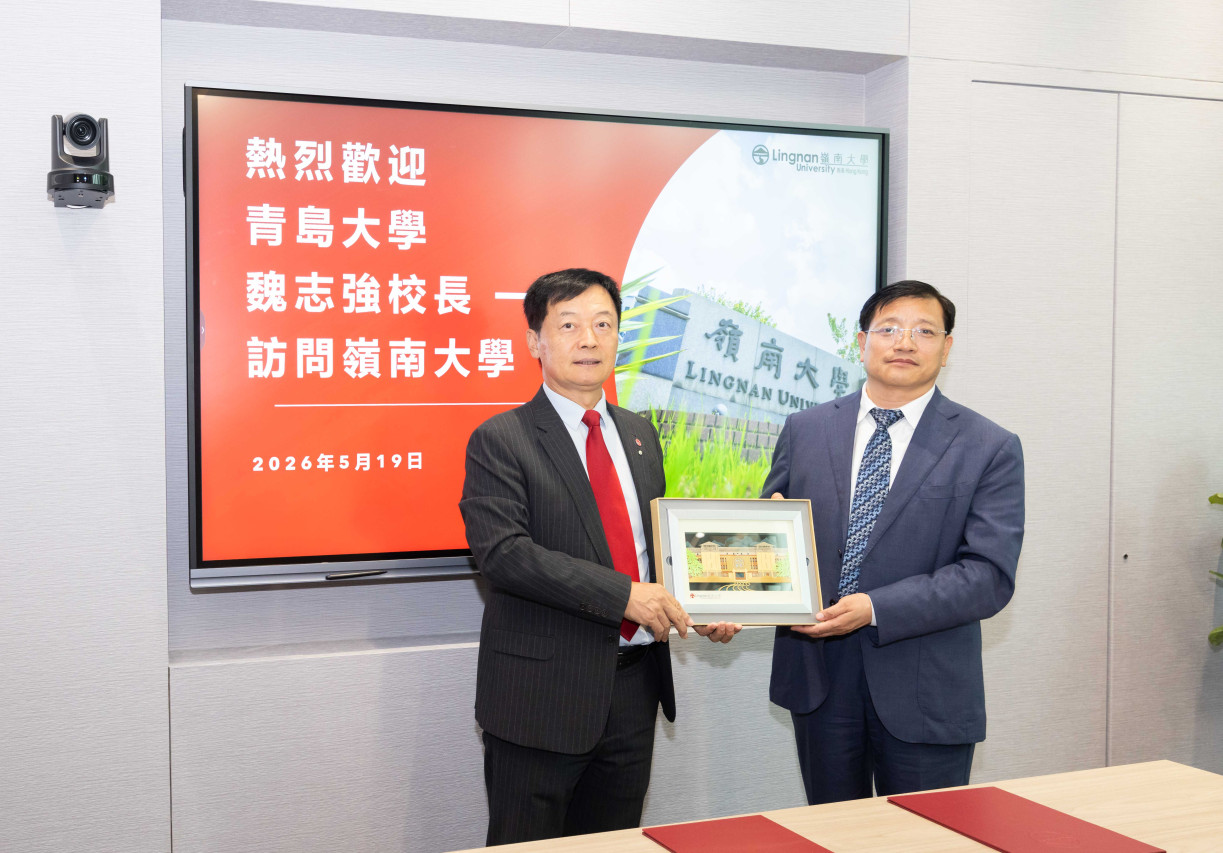 秦泗釗校長與魏志強校長互換紀念品。
