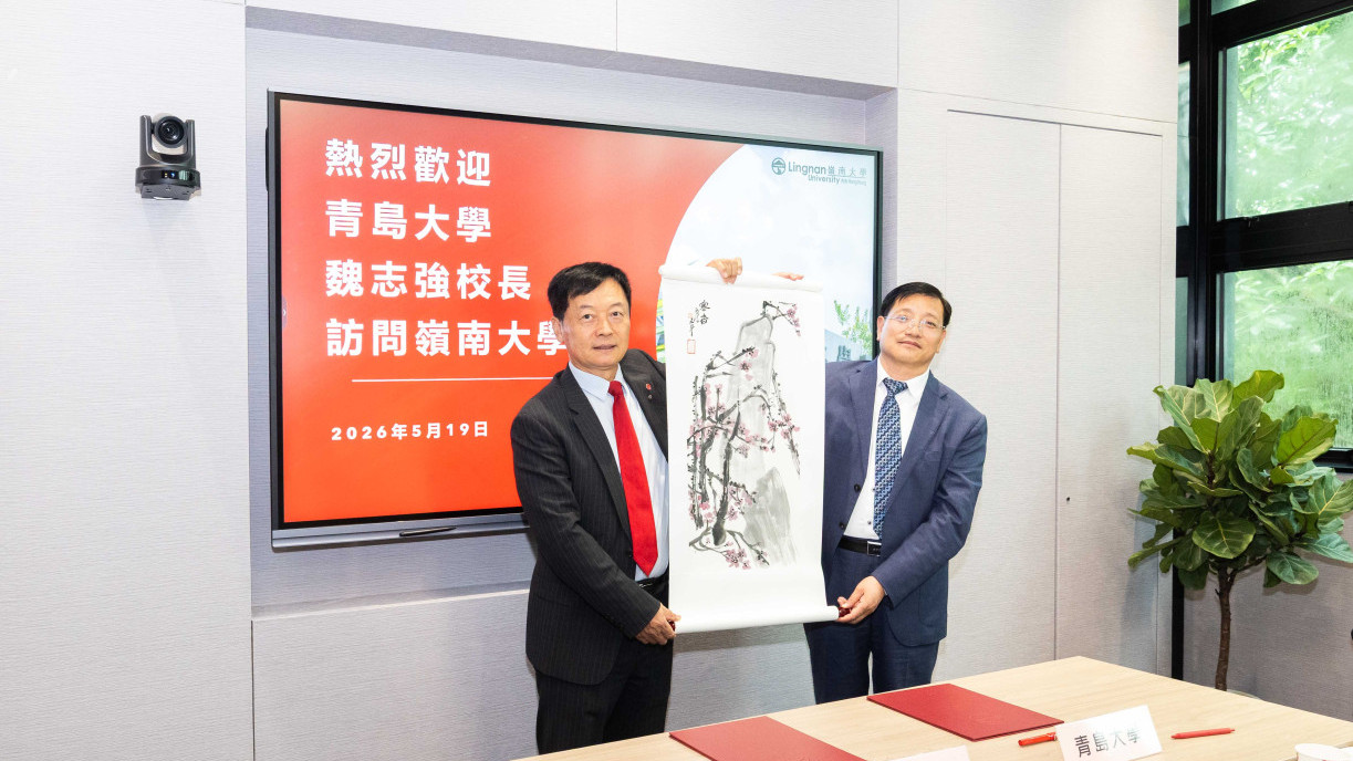 秦泗釗校長與魏志強校長互換紀念品。