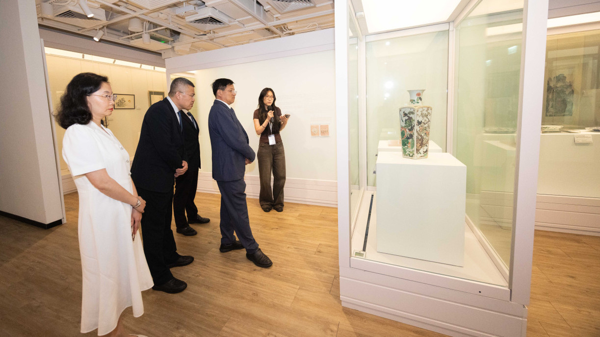 青島大學代表團參觀少雪齋藝術展覽館。