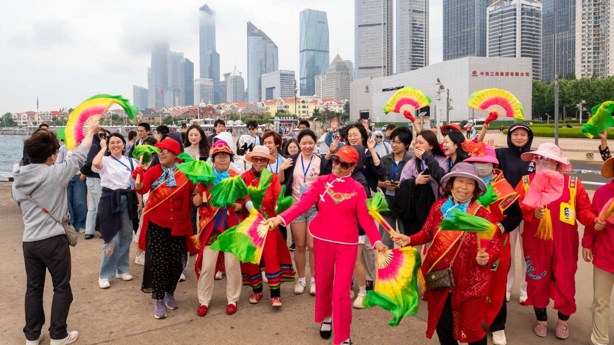 學習團師生於青島五四廣場體驗山東秧歌並與居民親切互動。