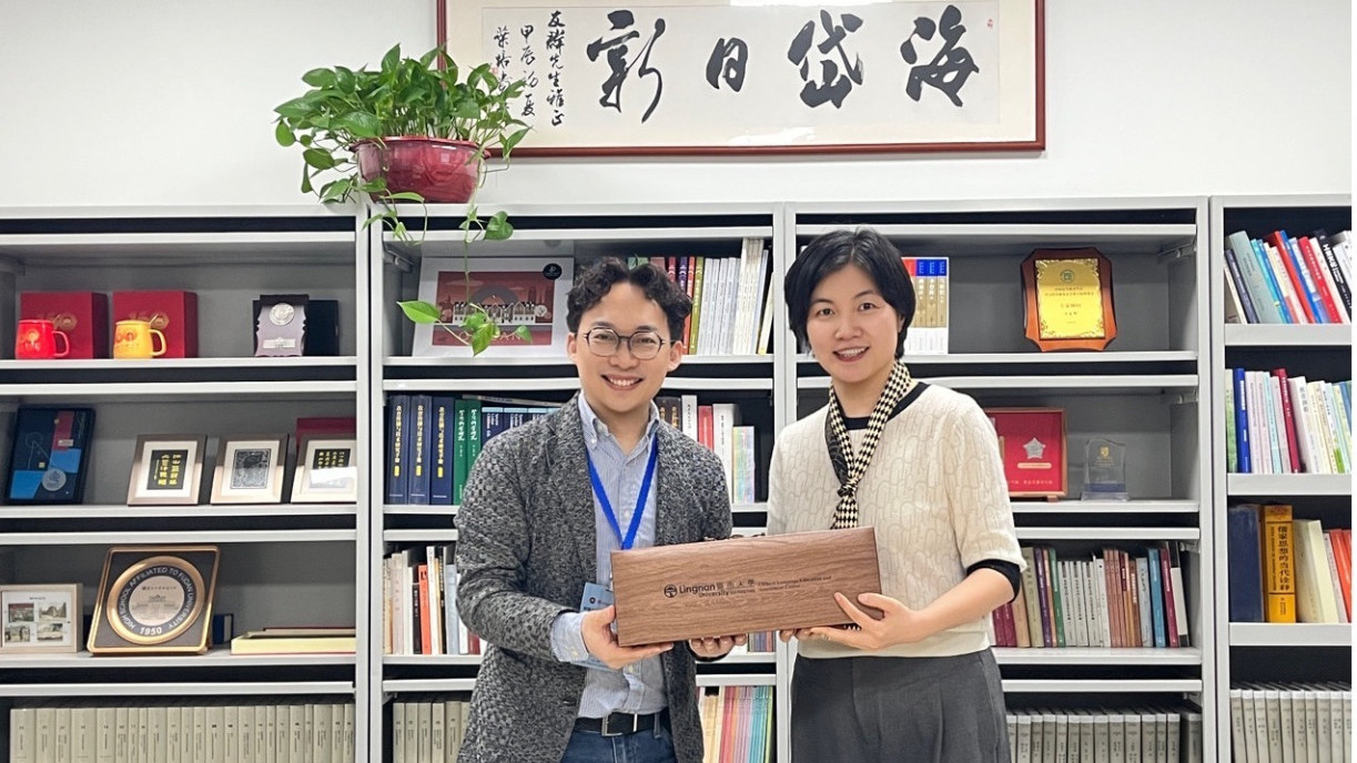 山東大學國際教育學院孔梓副院長(右)與嶺南大學中國語文教學與測試中心周博博士(左)座談交流。