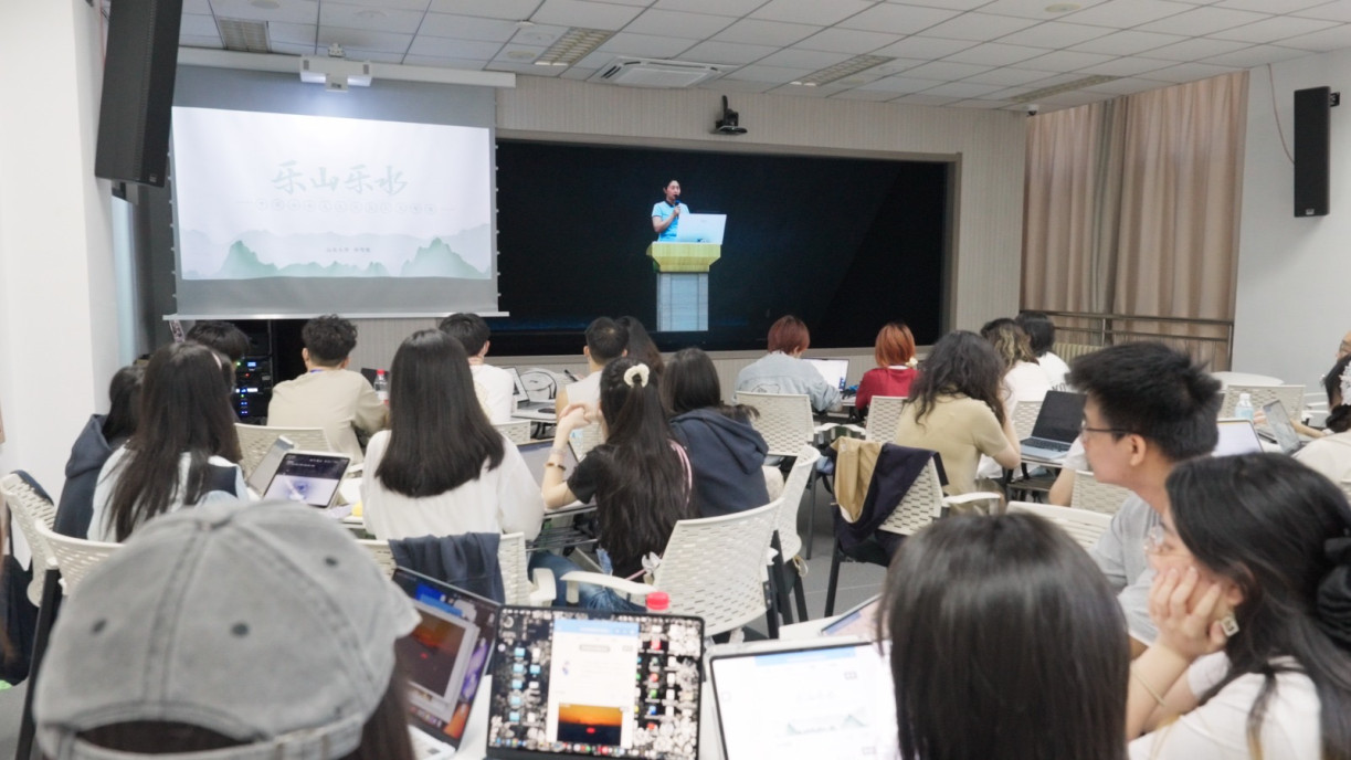 嶺大學生於山東大學青島校區全息教室體驗科技融合教育。
