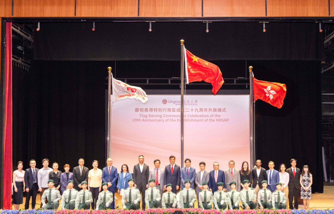 一眾出席者參與儀式，並向祖國與香港致以繁榮昌盛、蓬勃發展的美好祝願。