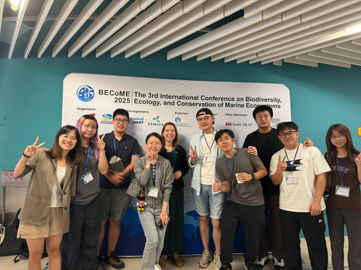 Prof Jack Ip Chi-ho (right 5) and the research team.