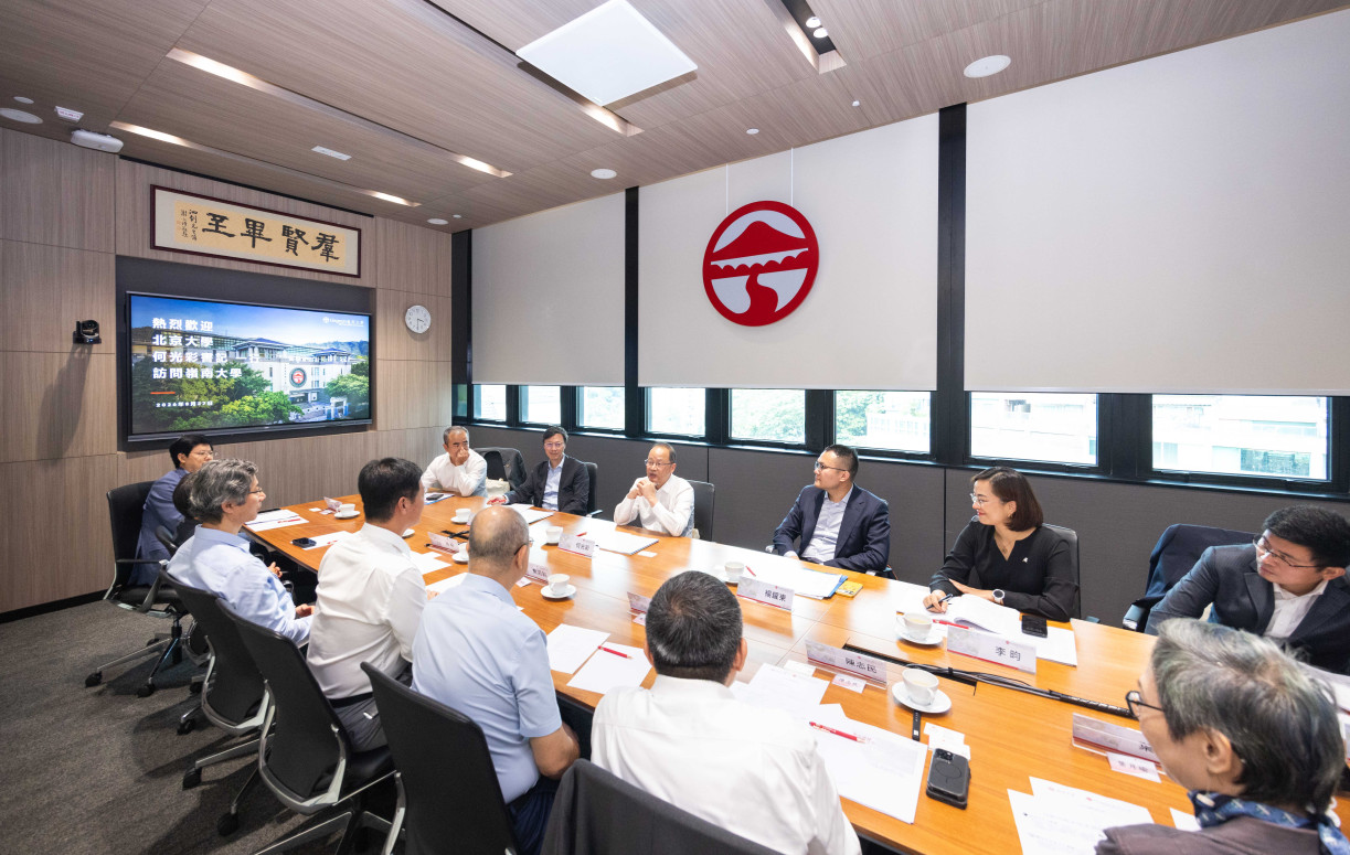 The delegations hold a meeting and discussion session.