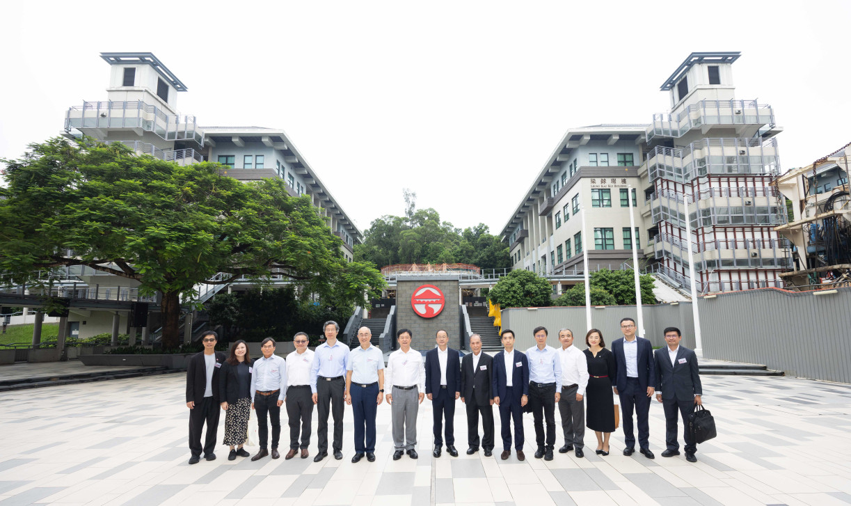 The Peking University delegation tours the Lingnan University campus.