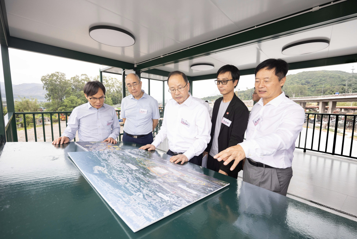 The Peking University delegation visits the Northern Metropolis University Town development area.