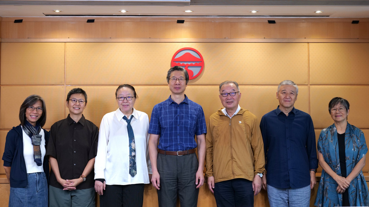 嶺大主辦南南學術研討會。（左起：嶺大文化研究系副教授梁旭明教授；文化研究系系主任鄧芝珊教授；北京大學人文特聘教授戴錦華教授；嶺大副校長（研究及創新）及唐天燊機器學習講座教授 姚新教授；中國人民大學農業與農村發展學院前院長溫鐵軍教授；清華大學文科資深教授、人文與社會科學高等研究所所長汪暉教授；嶺大文化研究及發展中心生態文化部主任劉健芝教授。）