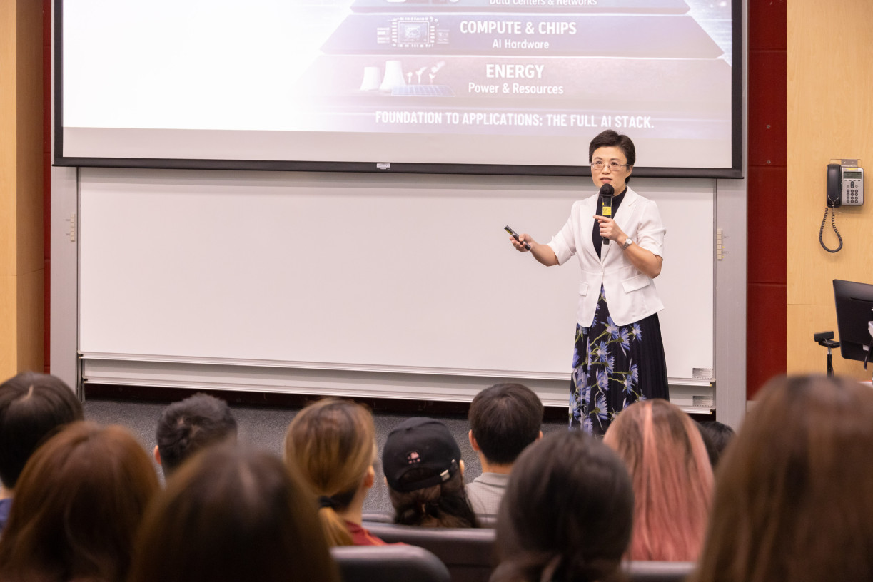 Prof Meng Bingchun gives a lecture titled “The politics and poetics of AI: From great power competition to imaginaries of good life”.