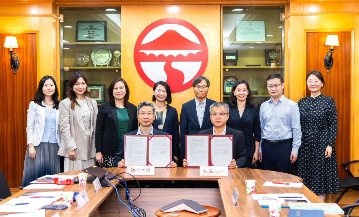 姚新副校長(左)與肖江南副書記(右)簽署合作備忘錄。