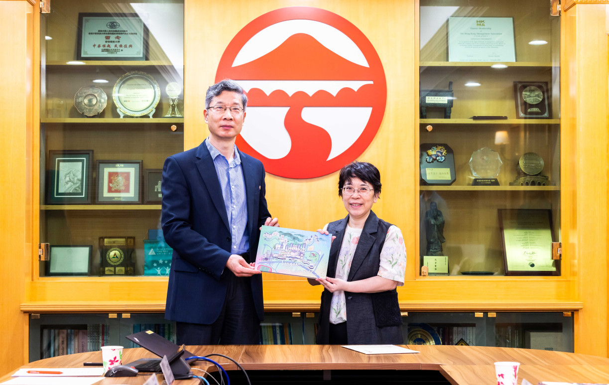 姚新副校長(左)與陳萍副書記(右)交換紀念品。