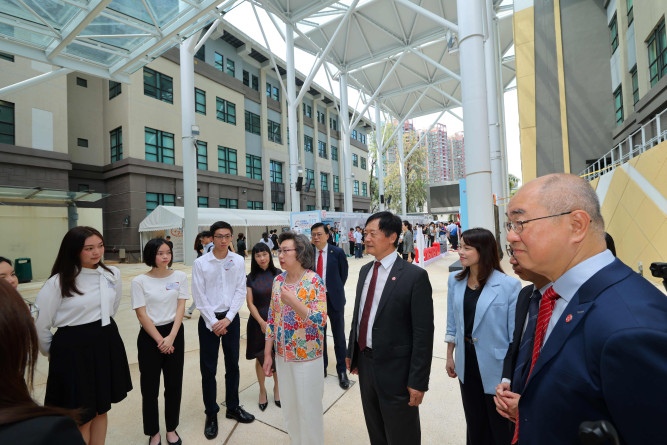 Mrs Ingrid Yeung Ho Poi-yan, Secretary for the Civil Service, tours the Lingnan campus and Career Fair, accompanied by Prof S. Joe Qin, President and Wai Kee Kau Chair Professor of Data Science at Lingnan University, Prof Raymond Chan Hon-fu, Vice-President (Academics) cum Provost and Lam Man Tsan Chair Professor of Scientific Computing, Mr Bernard Wu Tak-lung, Chairman of the Career Development Committee, and Ms Irene Ng Wai-ming, Director of Student Affairs. Mrs Yeung also speaks with representatives of government bureaux and departments, as well as University staff and students, to learn more about the expectations and career aspirations of the younger generation regarding government careers. 