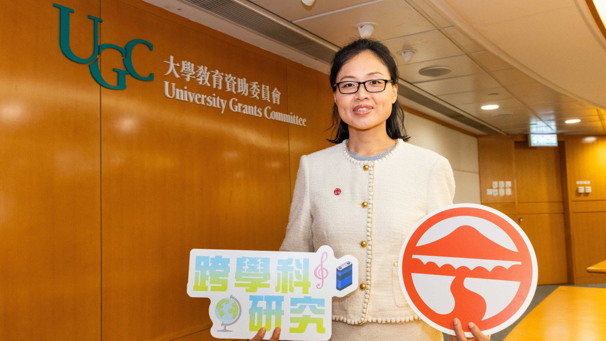 Prof Helen Geng Hongyan from the Division of Science at Lingnan University receives the UGC Teaching Award in the General Faculty Members category.