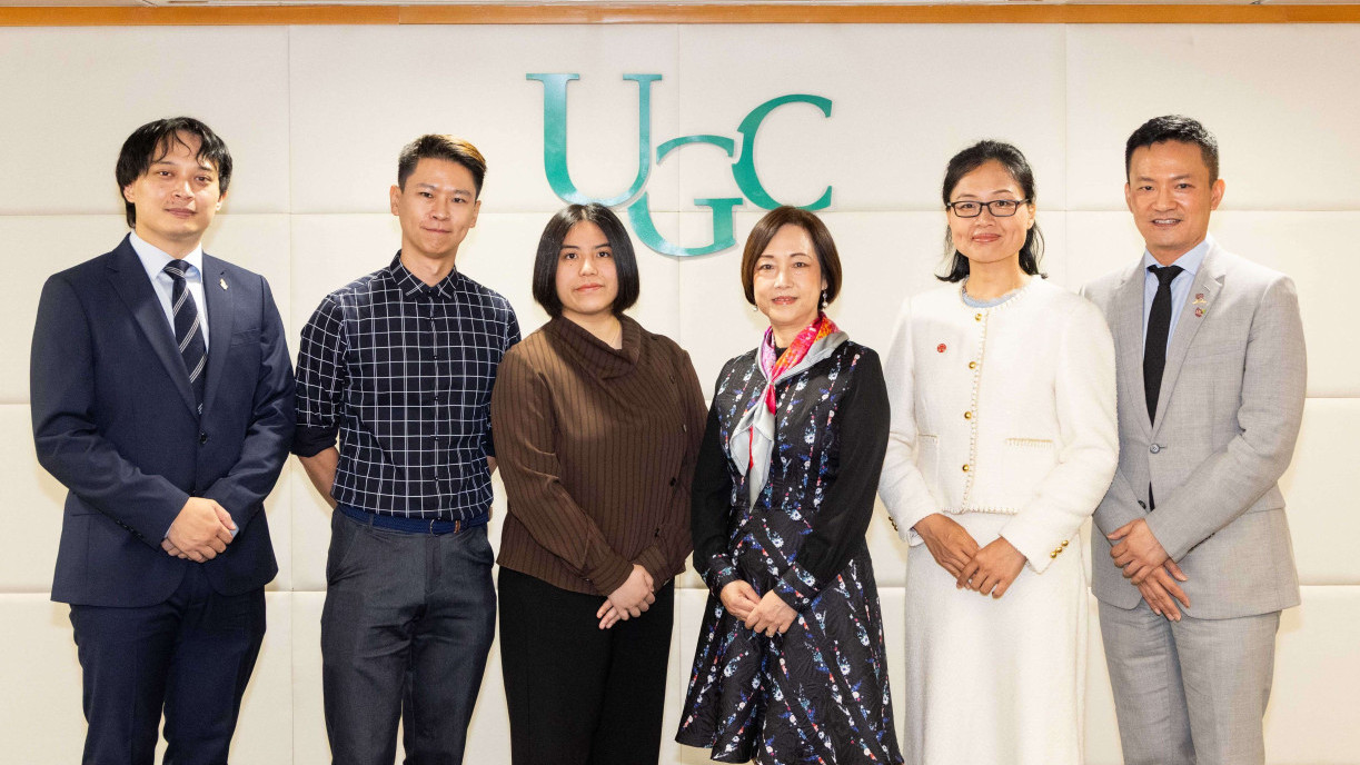 Prof Helen Geng Hongyan (second from right) from the Division of Science at Lingnan University receives the UGC Teaching Award in the General Faculty Members category.