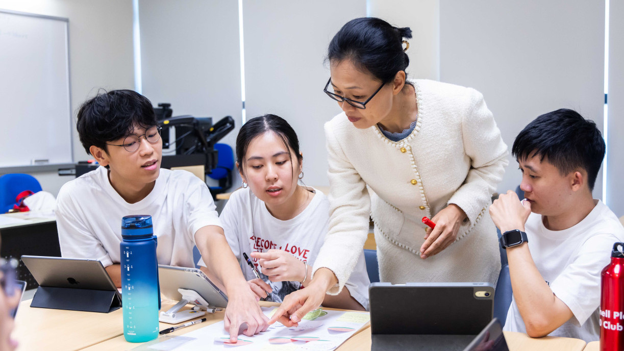 Prof Geng (second from right) uses AI to improve teaching and learning, encouraging students to learn from real-world social issues and develop solutions through interdisciplinary research.