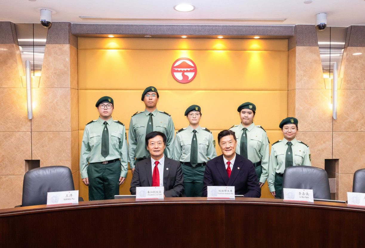 During the flag-raising ceremony, five Lingnan students share their experiences and insights from participating in the recent “Salute to the National Flag” Hong Kong and Macao Youth Flag-Raising Teams’ Beijing Visit Delegation.