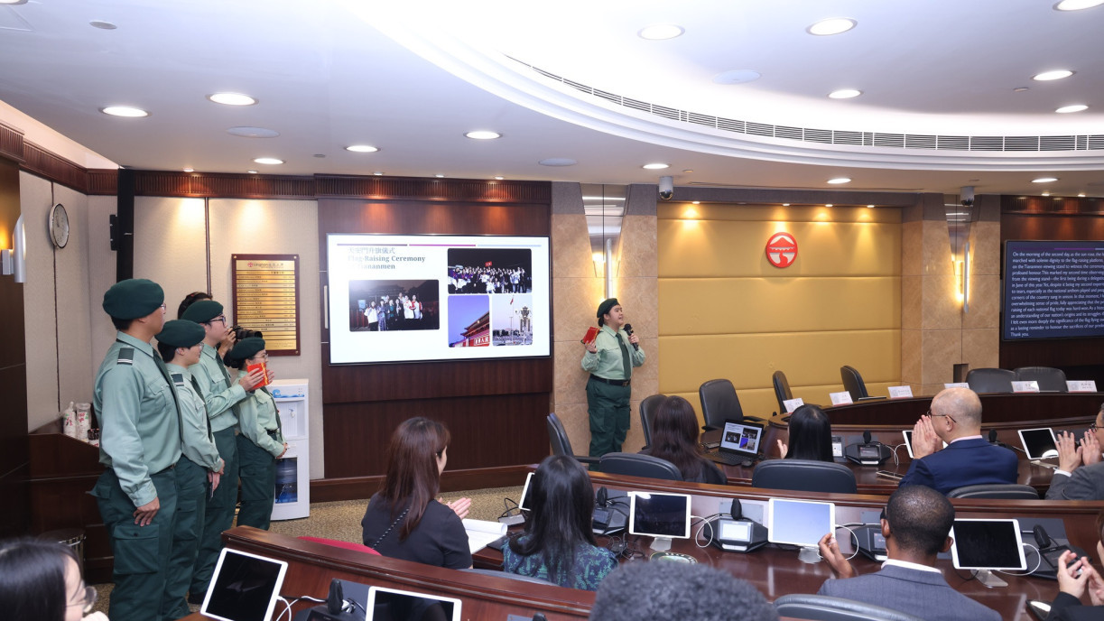 During the flag-raising ceremony, five Lingnan students share their experiences and insights from participating in the recent “Salute to the National Flag” Hong Kong and Macao Youth Flag-Raising Teams’ Beijing Visit Delegation.