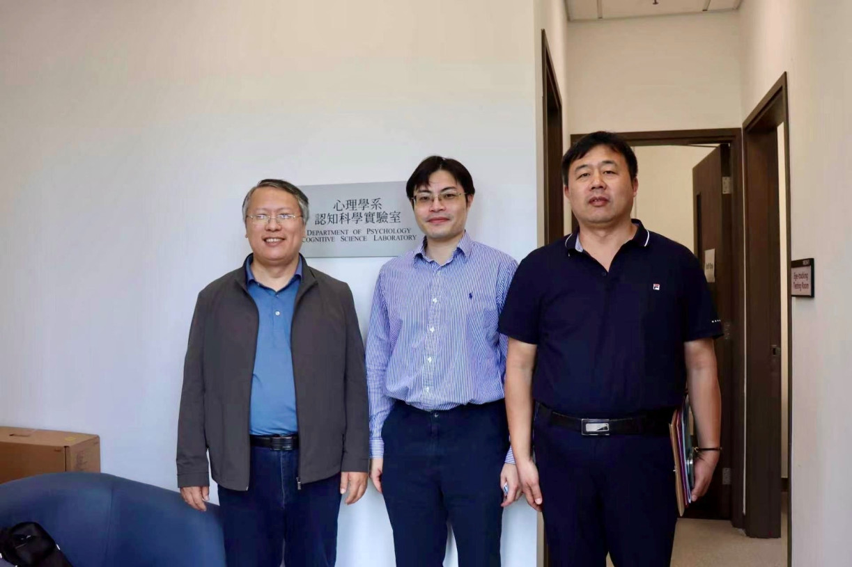 The Shandong Normal University delegation visits two laboratories in the Department of Psychology at Lingnan University that combine AI with advanced brain technologies. From left: Prof Si Jiwei, Professor at the Interdisciplinary Research Center for Applied Psychology, Prof Jie (Jay) Xu, Director of the Lingnan University Cognitive Science Research Centre and Associate Professor of the Department of Psychology, Prof Wang Dawei, Director of the Interdisciplinary Research Center for Applied Psychology at Shandong Normal University.