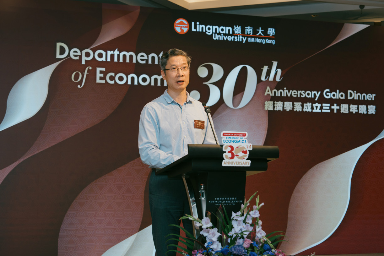 Prof Xin Yao, Vice-President (Research and Innovation) and Tong Tin Sun Chair Professor of Machine Learning at Lingnan University, delivers a speech at the Banquet.