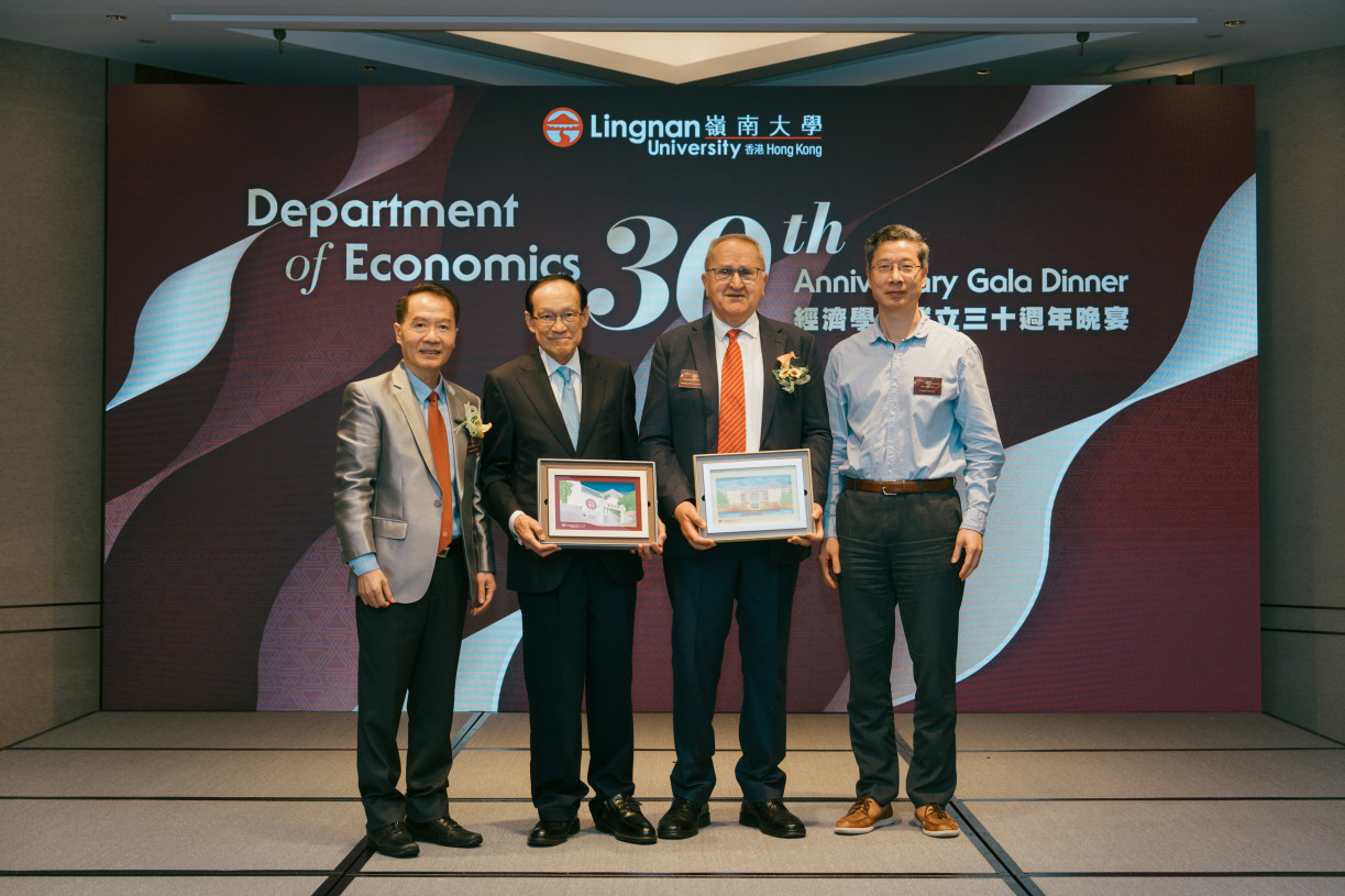 The presentation of souvenirs. From left: Prof Larry Qiu Dongxiao, Sydney S. W. Leong Chair Professor of Economics and Head of the Department of Economics of Lingnan University; Prof Edward Chen Kwan-yiu, former President of Lingnan University; Prof Jesus Seade, former Vice-President of Lingnan University, Emeritus Professor of the Department of Economics, and current Mexican Ambassador to China; and Prof Xin Yao, Vice-President (Research and Innovation) and Tong Tin Sun Chair Professor of Machine Learning.