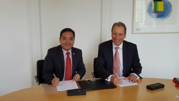 The agreement was signed by Prof Joshua Mok Ka-ho (left), Vice-President of Lingnan University and Prof Paul Boyle (right), President and Vice-Chancellor, University of Leicester.