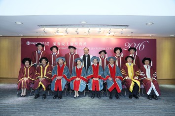 Honorary fellows Mr Chris Yeung Wai-kee (3rd left, front row), Ms Gigi Tung Oi-lai (4th left, front row), Dr Eddy Li Sau-hung (4th right, front row) and Mr Chan Wo-ping (3rd right, front row) with representatives of Lingnan University including Mr Rex Auyeung Pak-kuen, Chairman of the University Council (2nd right, front row), Mr Simon Ip Shing-hing, Deputy Chairman of the University Council (2nd left, front row) and President Leonard K Cheng (1st right, front row).